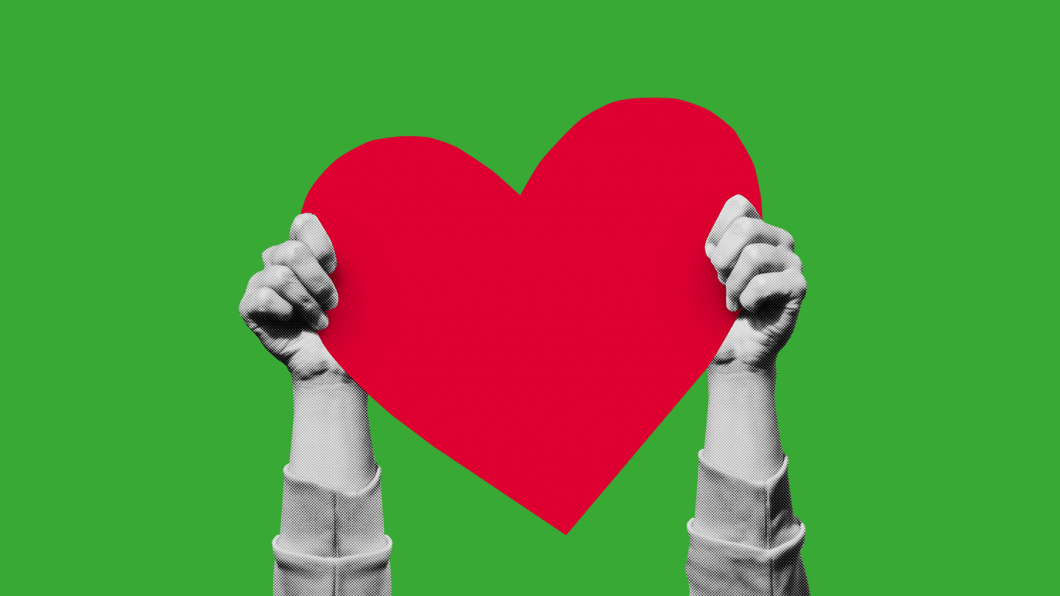 twee handen die een groot hart omhoog houden