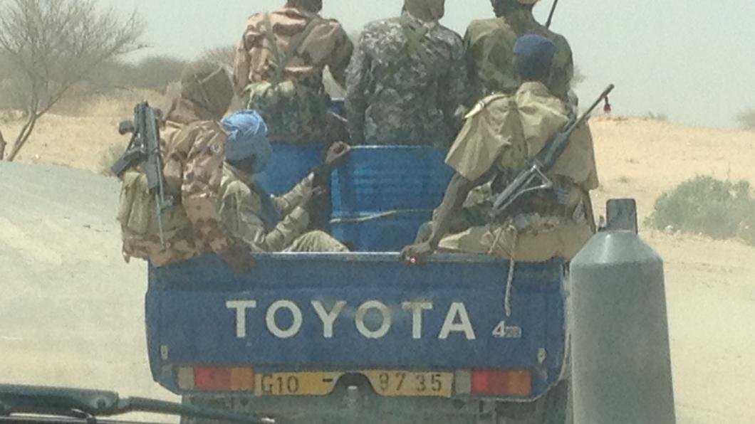 De militaire escorte voor de delegatie