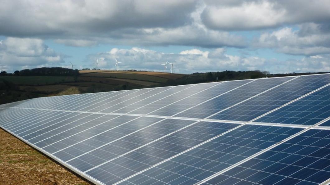 Een paar zonnepanelen en windmolens.