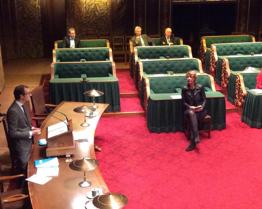 Marijke Vos wachtend op haar interruptiemoment in debat met staatssecretaris Wiebes MarijkeVos-Wiebes.jpg