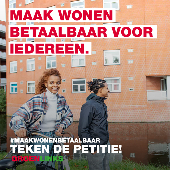 Twee jongeren lopen voor hun flatgebouw langs. Bovenaan de foto staat 'Maak wonen betaalbaar voor iedereen'.